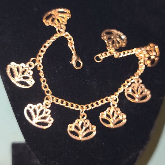 **HANDMADE** Lotus charm bracelet - Picture 2 of 4
